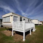 6 Berth Caravan For Hire At Manor Park Holiday Park In Norfolk Ref 23025T