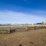 Lovely Caravan With Decking At Manor Park Nearby Hunstanton Beach Ref 23017T