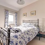 7 Lighthouse Close