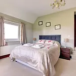 7 Lighthouse Close