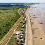Lovely Caravan With Decking At Manor Park Nearby Hunstanton Beach Ref 23017T