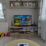 Dog Friendly 2 Bed, 6 Berth Caravan With Decking 700 Yard\'S From The Beach In Hunstanton