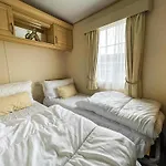 Beautiful Caravan At Manor Park In Hunstanton Beach, Norfolk Ref 23026H