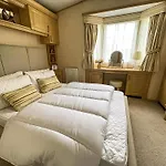 Beautiful Caravan At Manor Park In Hunstanton Beach, Norfolk Ref 23026H