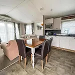 Stunning Dog Friendly Caravan At Manor Park, Hunstanton In Norfolk Ref 23188K