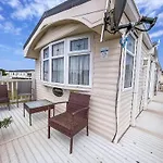 Brilliant Caravan For Hire At Manor Park In Hunstanton Norfolk Ref 23176K