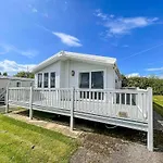 Luxury Lodge With Decking In Hunstanton At Manor Park Ref 23144K