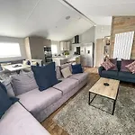 Stunning Lodge With Decking At Manor Park Near Hunstanton Beach Ref 23217K