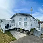 Stunning Lodge With Decking At Manor Park Near Hunstanton Beach Ref 23217K