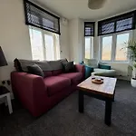 Charming Apartment By The Beach