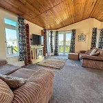 Modern 4 Berth Lodge With Decking At Manor Park In Hunstanton Ref 23024W