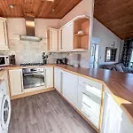 Modern 4 Berth Lodge With Decking At Manor Park In Hunstanton Ref 23024W