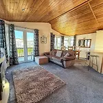 Modern 4 Berth Lodge With Decking At Manor Park In Hunstanton Ref 23024W