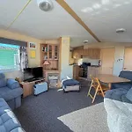 Homely 8 Berth Caravan At Manor Park, Near Hunstanton Beach Ref 23004B