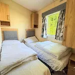 Homely 8 Berth Caravan At Manor Park, Near Hunstanton Beach Ref 23004B