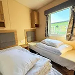 Homely 8 Berth Caravan At Manor Park, Near Hunstanton Beach Ref 23004B