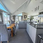 Stunning Lodge With Decking At Manor Park Near Hunstanton Beach Ref 23066W