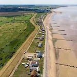 Great 6 Berth Caravan For Hire At Manor Park In Hunstanton Norfolk Ref 23014W