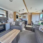 Stunning Caravan With Decking, Nearby Hunstanton Beach Ref 23232K