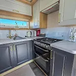 Stunning Caravan With Decking, Nearby Hunstanton Beach Ref 23232K