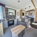 Stunning Caravan With Decking, Nearby Hunstanton Beach Ref 23232K