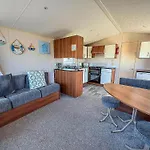 Great 6 Berth Caravan With Decking At Manor Park In Hunstanton Ref 23017B
