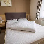 Beautiful Lodge At Manor Park Nearby Hunstanton Beach Ref 23021C
