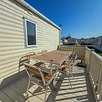 Lovely 6 Berth Caravan Nearby Hunstanton Beach In Norfolk Ref 23071T