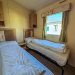 Lovely 6 Berth Caravan Nearby Hunstanton Beach In Norfolk Ref 23071T