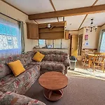 6 Berth Caravan By The Beach In Hunstanton In Norfolk, Pets Welcome Ref 13009L