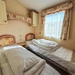 Dog Friendly 8 Berth Caravan, Minutes From The Beach In Hunstanton Ref 13003L