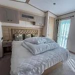 Beautiful Lodge At Manor Park In Hunstanton Ref 23018K