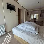 Beautiful Lodge At Manor Park In Hunstanton Ref 23018K