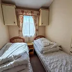 Dog Friendly 8 Berth Caravan, Minutes From The Beach In Hunstanton Ref 13003L