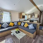 8 Berth Caravan By The Beautiful Beach Of Hunstanton In Norfolk Ref 23006W