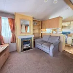 Dog Friendly 8 Berth Caravan, Minutes From The Beach In Hunstanton Ref 13003L