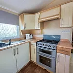Dog Friendly 8 Berth Caravan, Minutes From The Beach In Hunstanton Ref 13003L