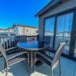 Amazing Caravan With Decking At Manor Park In Hunstanton Ref 23010Ha