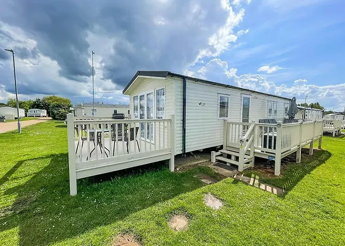 Lovely Caravan Nearby The Beach In Hunstanton, Norfolk Ref 23071C