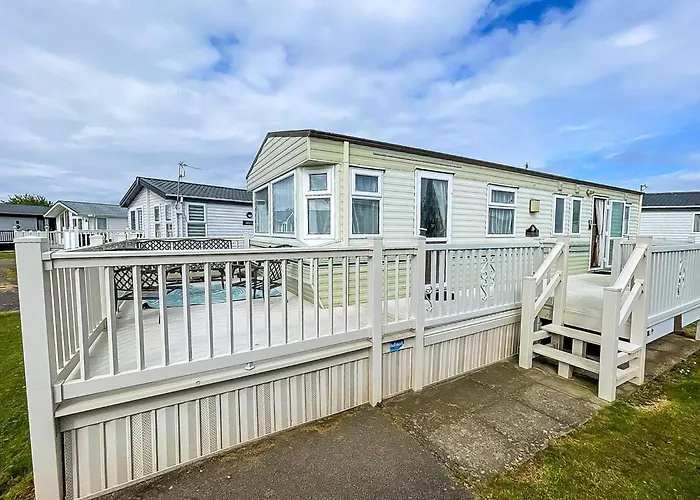 Lovely Caravan For Hire With Large Decking Area In Hunstanton Ref 23218K