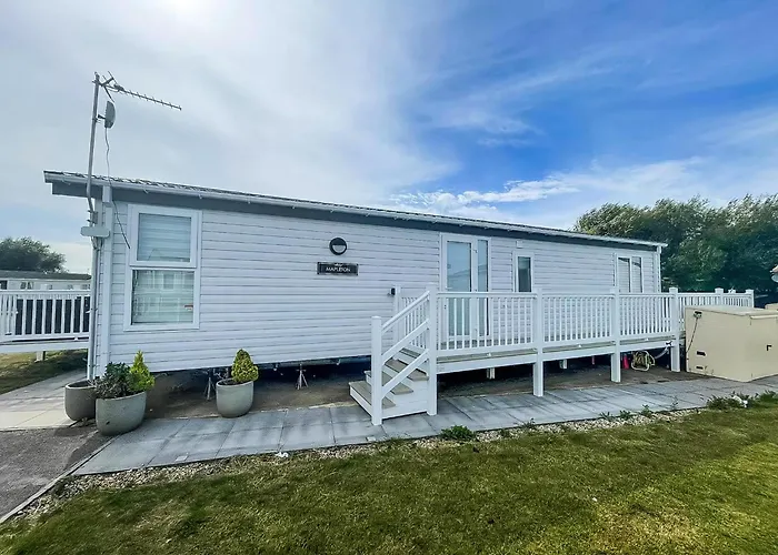 Stunning Lodge With Decking At Manor Park Near Hunstanton Beach Ref 23217K