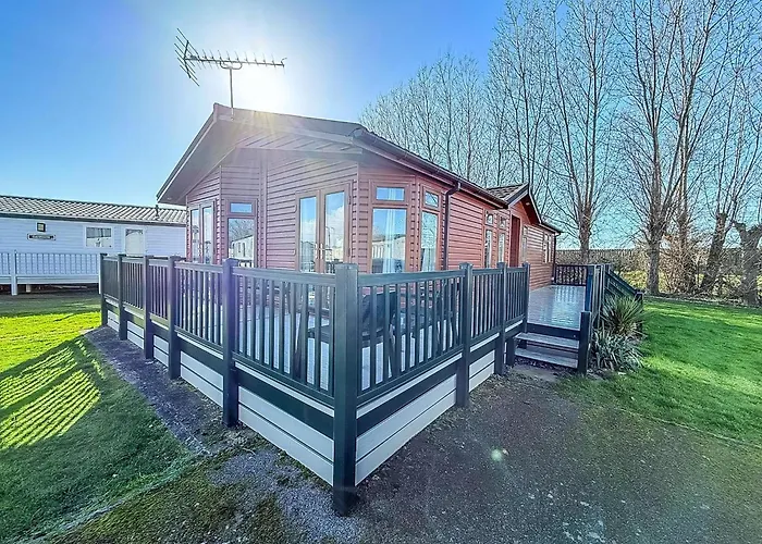 Modern 4 Berth Lodge With Decking At Manor Park In Hunstanton Ref 23024W