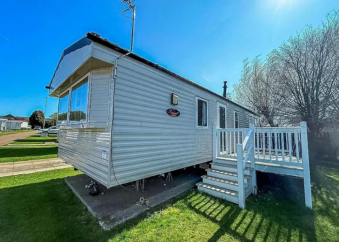 Great 6 Berth Caravan With Decking At Manor Park In Hunstanton Ref 23017B