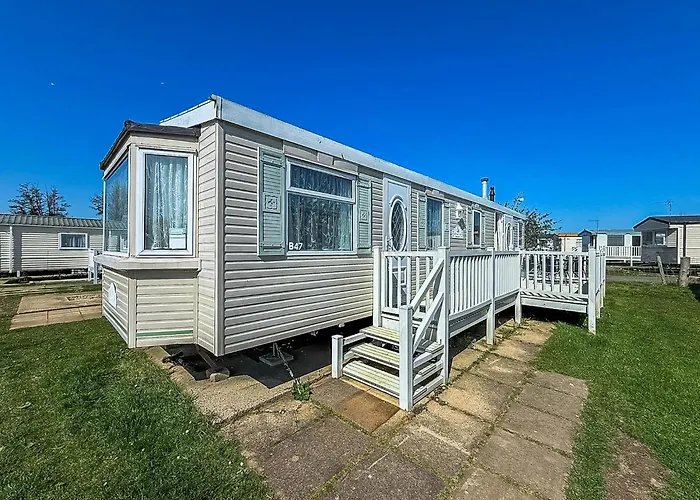 Spacious Caravan For Hire In Hunstanton At Manor Park Holiday Park Ref 23047B