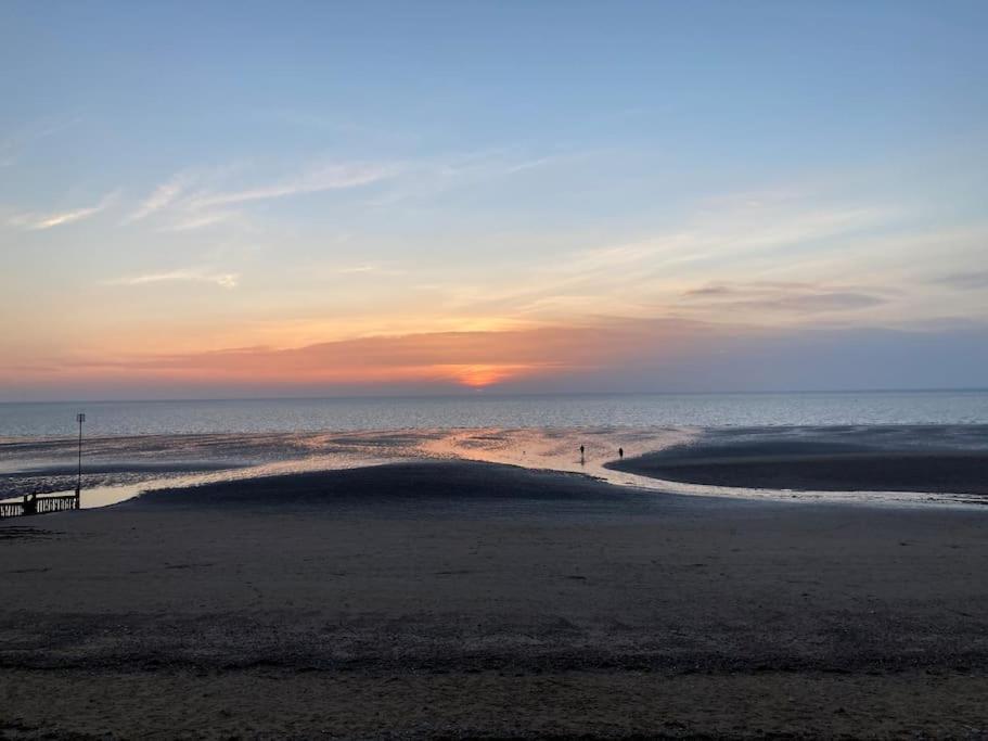 Hunny House - Near Searles With Lovely Sea Views Holiday home Hunstanton