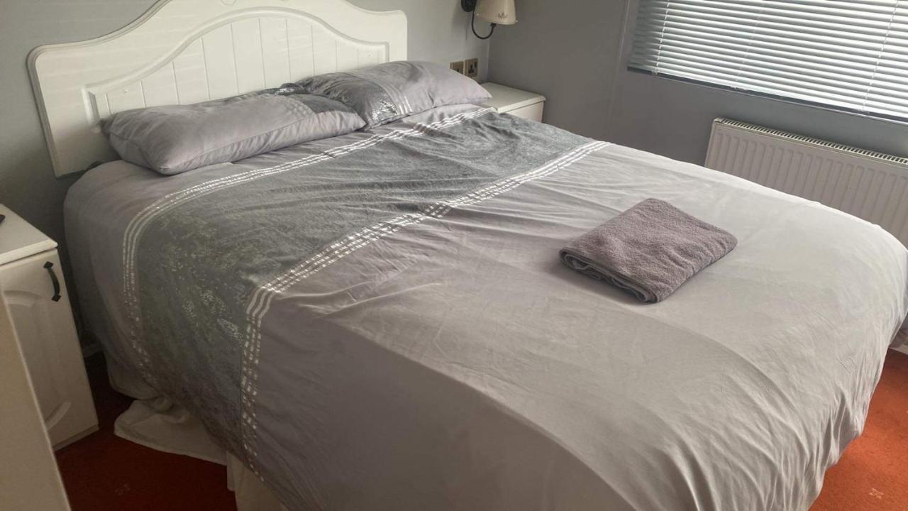 Heacham Golden Sunset Pets Go Free Linen Included *