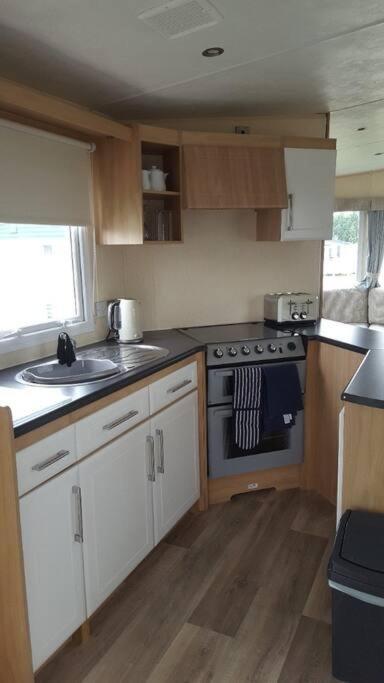 Sunny Hunny Manor Park Caravan