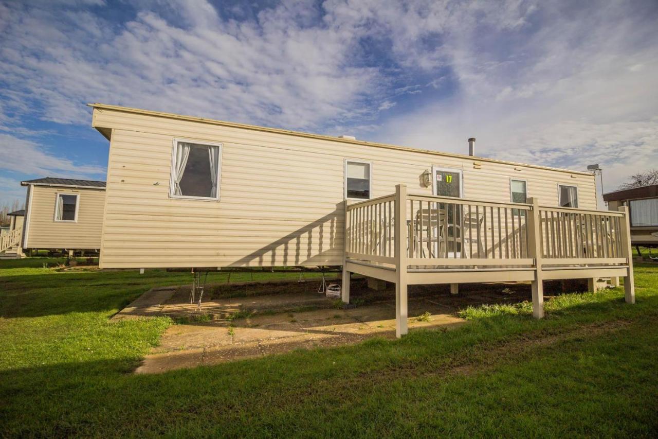 Lovely Caravan With Decking At Manor Park Nearby Beach Ref 23017t * Hunstanton