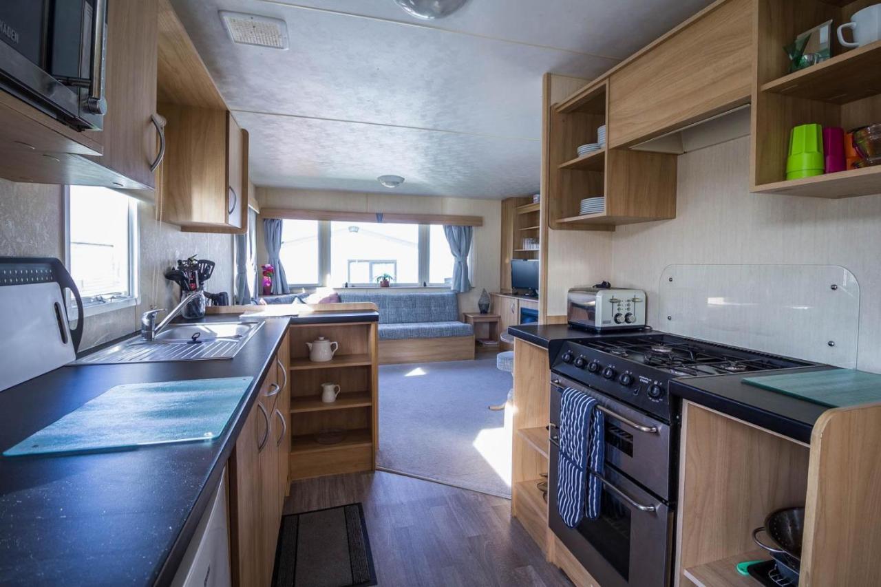 Lovely Caravan With Decking At Manor Park Nearby Beach Ref 23017t * Hunstanton