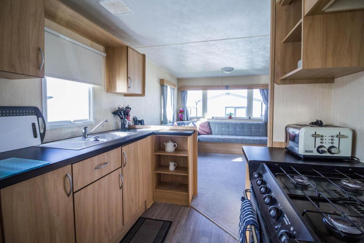 Lovely Caravan With Decking At Manor Park Nearby Beach Ref 23017t Campsite Hunstanton